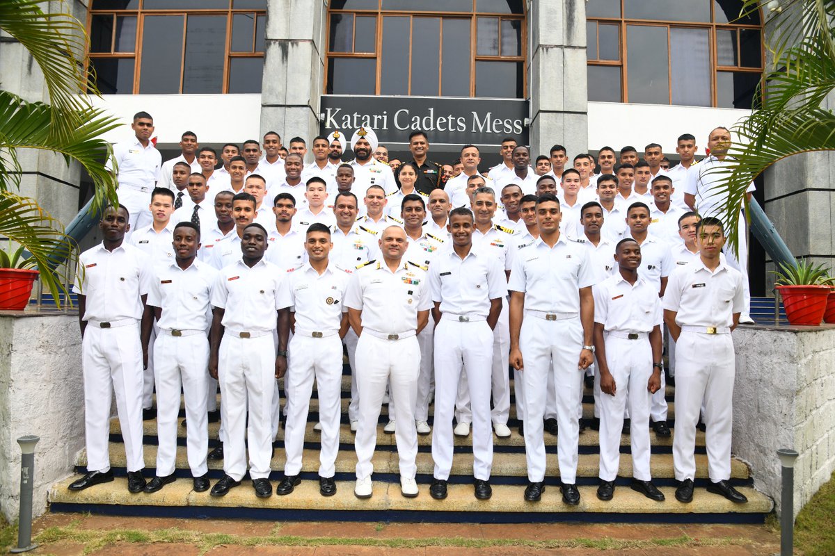#BuildingBridgesofFriendship🇮🇳🤝🇸🇩
National Day of Sudan celebrated with fanfare on  01 Jan.  
#Dep_Comdt #INA & Instructors interacted with International Cadets for 'Meet & Greet'
Ceremonial cake cutting & high-tea to foster bonhomie.
Enhancing diplomatic outreach of @indiannavy