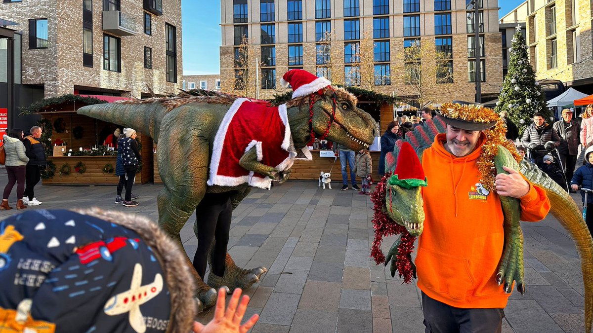 On the 9th day of The Crane Event Christmas Countdown, we cast our mind to the Eddington #FestiveMarket. We’re talking traditional alpine huts, pipping hot mulled drinks, choirs, a Santasaurus, numerous workshops, curling lanes… wait… go back a minute… a Santasaurus? Why not!
