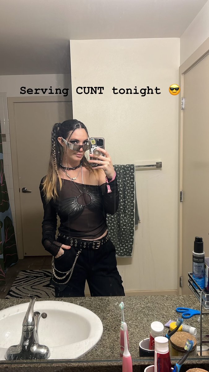BrunetteBabe_95's tweet photo. Just serving CUNT on a platter for the new year 😏🙃😎 https://t.co/Xh8wDXH644