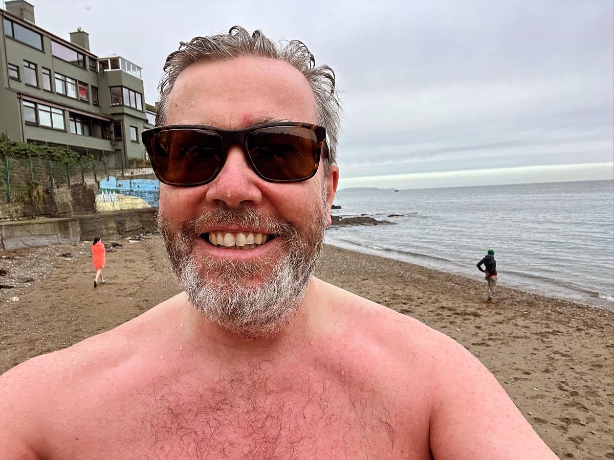 Swim 271/365…starting the year as I hope to continue: keep getting up and getting in! #AYearInTheDrink #365Swims #1stJanuary #NewYearsDay #7MinuteSwim #BalscaddenBay #Howth #73800mIn271Swims @outdoorswimming @VisitHowth_ @LoveFingalDub