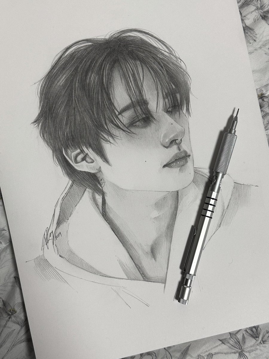 karolinames's tweet photo. Starting 2024 with a lino sketch 🐰✨
#leeknow #straykids #리노 https://t.co/SlNoLLnIIk