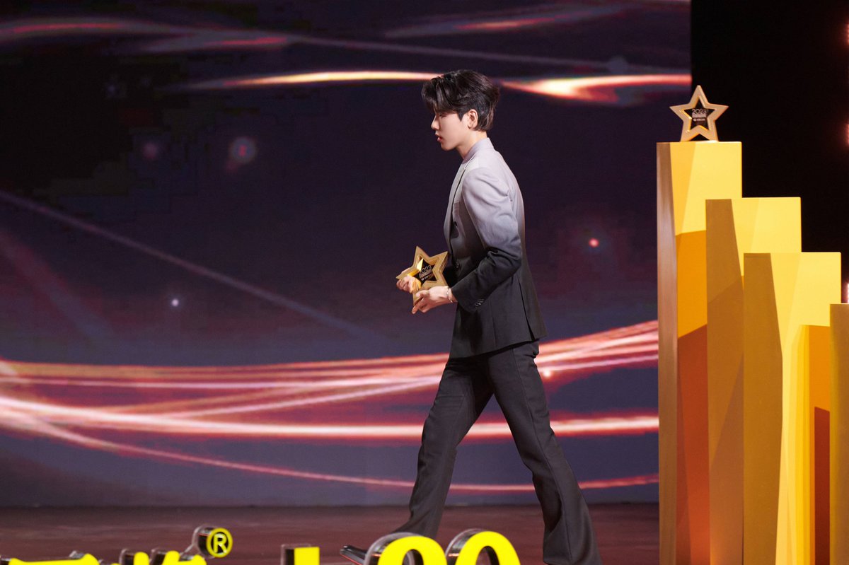 wzypics's tweet photo. — 240101 WZY Studio Weibo Update 💙
Anhui TV's China TV Drama Awards was held on 231210 in Beijing and broadcast on TV tonight.
WZY received the Outstanding Actor Award for his role as #YuFei in #HelloBeautifulLife (2/3)
#王子异 #wangziyi #NinePercent https://t.co/OHn8mUVsZY