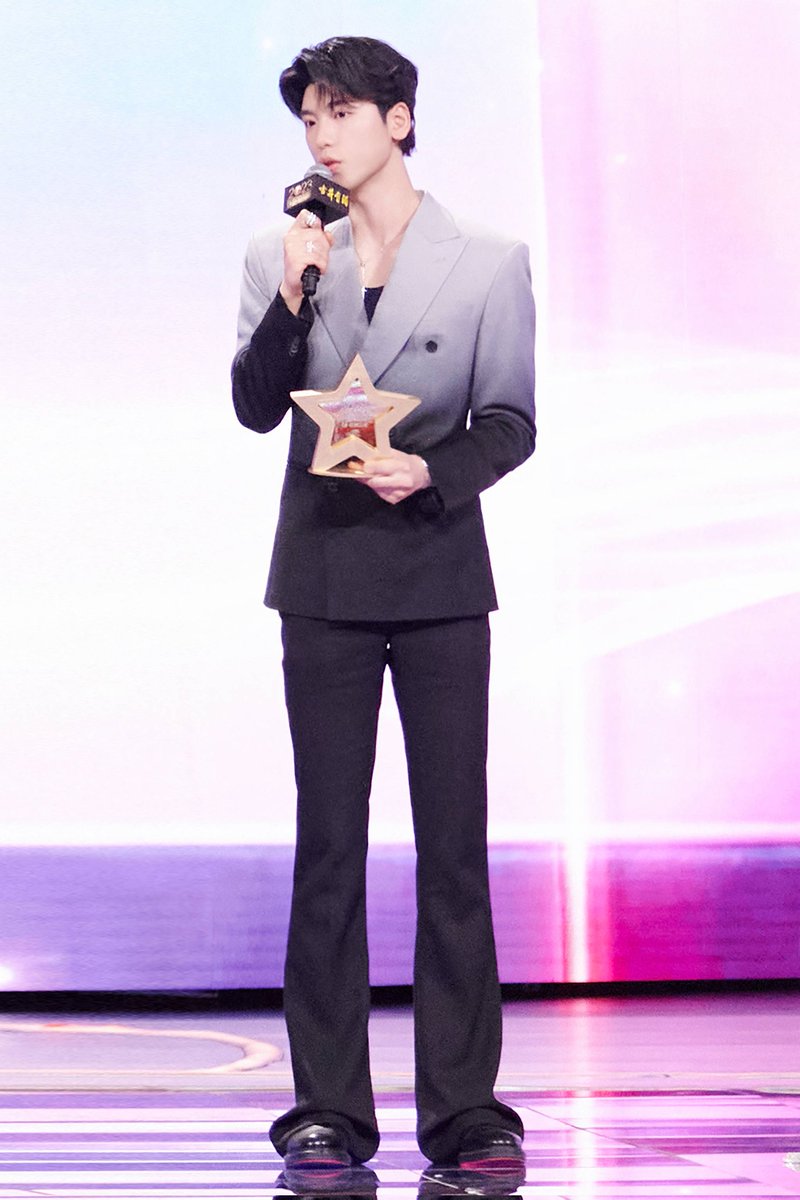 wzypics's tweet photo. — 240101 WZY Studio Weibo Update 💙
Anhui TV's China TV Drama Awards was held on 231210 in Beijing and broadcast on TV tonight.
WZY received the Outstanding Actor Award for his role as #YuFei in #HelloBeautifulLife (3/3)
#王子异 #wangziyi #NinePercent https://t.co/Sx00SFgmrZ