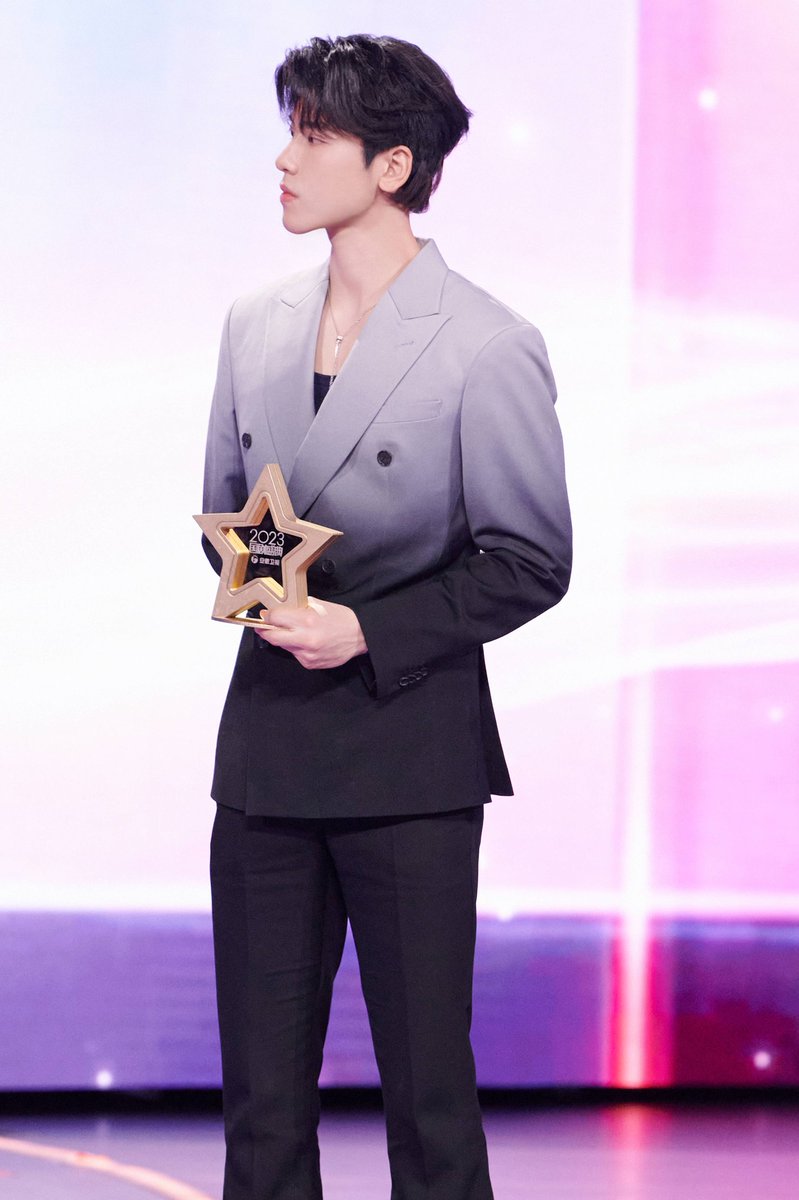 wzypics's tweet photo. — 240101 WZY Studio Weibo Update 💙
Anhui TV's China TV Drama Awards was held on 231210 in Beijing and broadcast on TV tonight.
WZY received the Outstanding Actor Award for his role as #YuFei in #HelloBeautifulLife (3/3)
#王子异 #wangziyi #NinePercent https://t.co/Sx00SFgmrZ