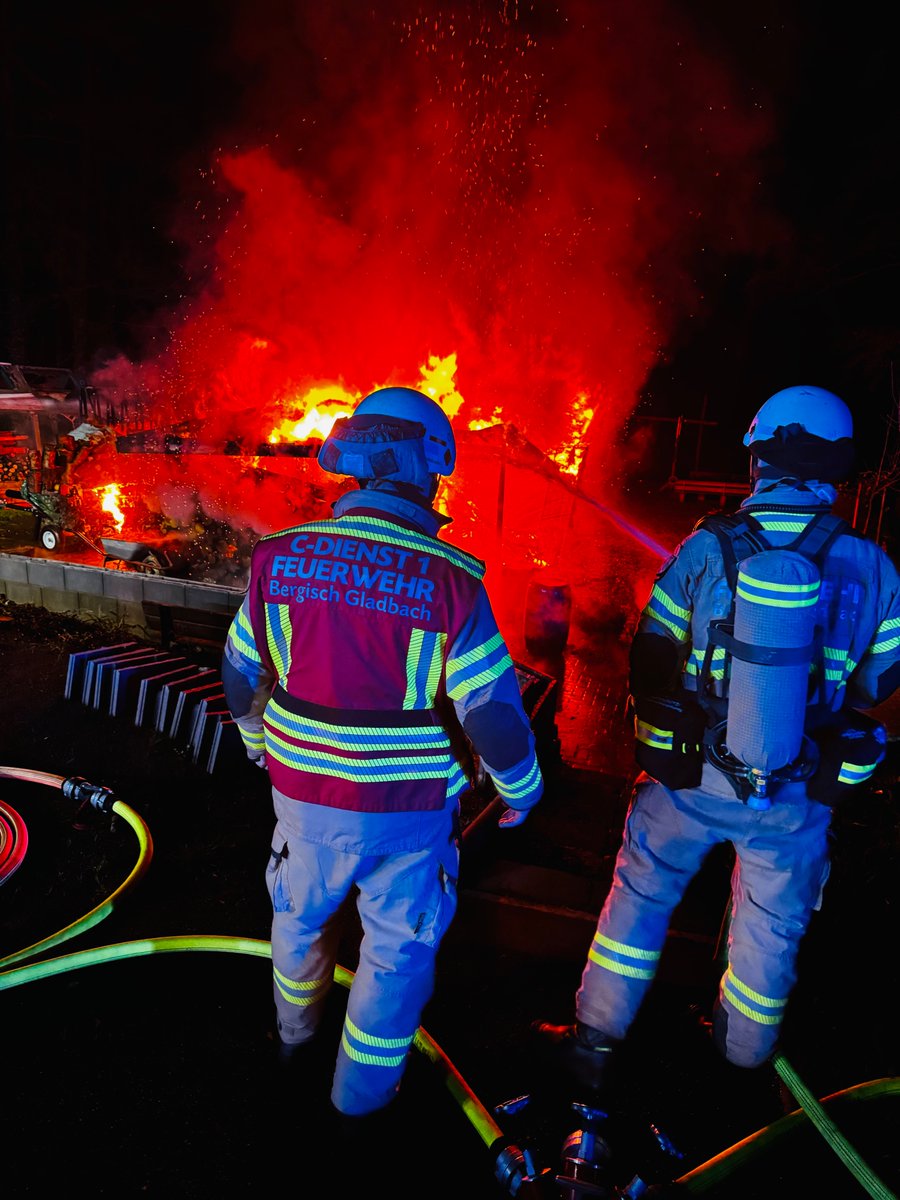 FeuerwehrGL's tweet photo. Unsere #Bilanz zur #Silvesternacht  findet Ihr unter:
▶️ https://t.co/ZoOKqFT2Yn

#EinsatzfürGL #ImEinsatz #BergischGladbach #BergischGladbach112 #Neujahr https://t.co/9DM0eepSNm