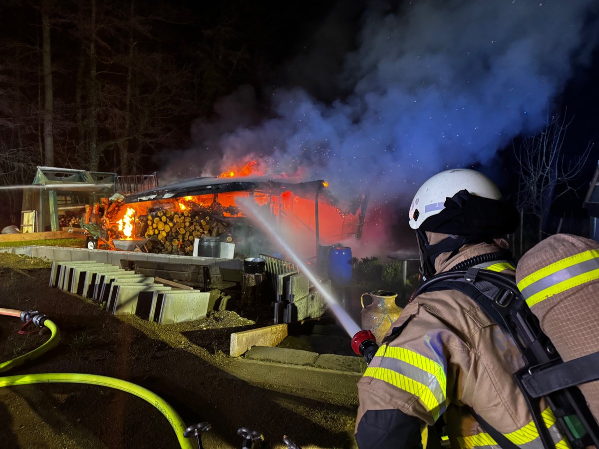 FeuerwehrGL's tweet photo. Unsere #Bilanz zur #Silvesternacht  findet Ihr unter:
▶️ https://t.co/ZoOKqFT2Yn

#EinsatzfürGL #ImEinsatz #BergischGladbach #BergischGladbach112 #Neujahr https://t.co/9DM0eepSNm