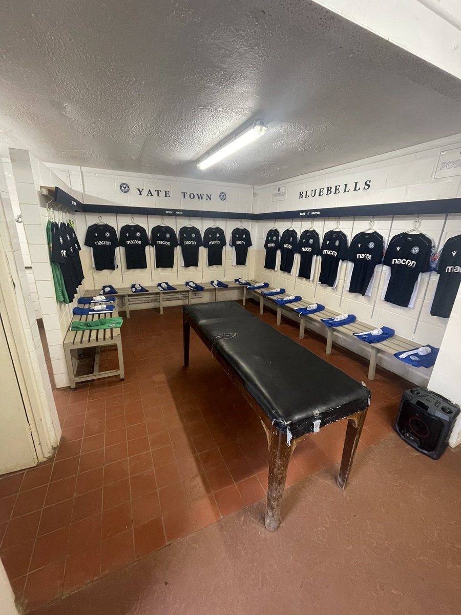 hicksgate77's tweet image. Different year, same set up! 
Up the 🔵 🔔 🔔 
@YateTownFC 
#kitman 
#Happy2024