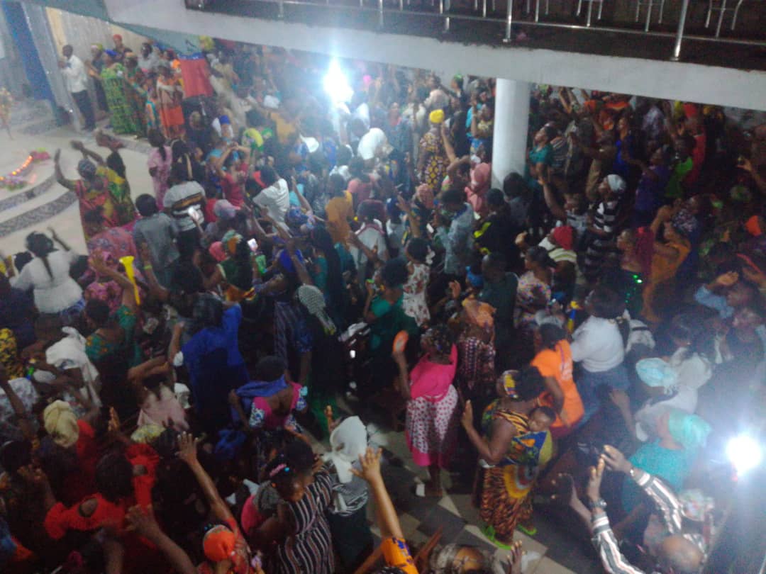 MimiMefoInfo's tweet photo. 🎉 Exciting vibes at the Apostolic Church Mile 4, Bonadikombo, Limbe! The place was packed, and the celebration is so grand that some were enjoying the festivities from upstairs. 🙌🌟https://t.co/iaCPiQoXpB #NewYearCelebration #GrandStyle #Limbe #JoyfulMoments 🙏🎇 https://t.co/5v9hRRJrg8
