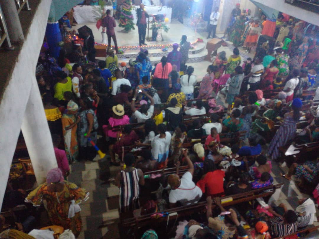 MimiMefoInfo's tweet photo. 🎉 Exciting vibes at the Apostolic Church Mile 4, Bonadikombo, Limbe! The place was packed, and the celebration is so grand that some were enjoying the festivities from upstairs. 🙌🌟https://t.co/iaCPiQoXpB #NewYearCelebration #GrandStyle #Limbe #JoyfulMoments 🙏🎇 https://t.co/5v9hRRJrg8