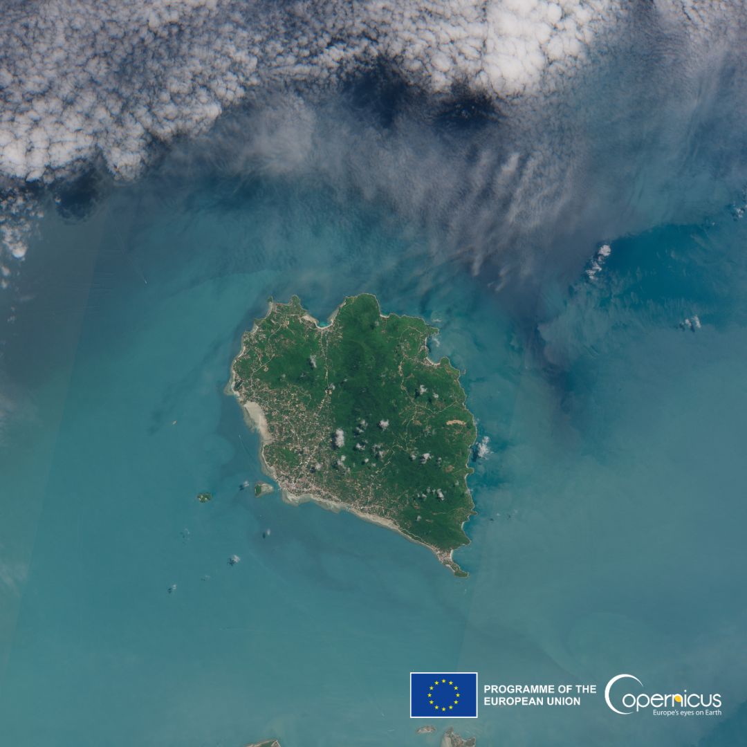 #CopernicusSanta 🇪🇺🛰️ gifts are coming❗️ Koh Phangan🇹🇭 as seen by #Sentinel2 Special #HolidaySeason present 🎁 for @robert_zomer