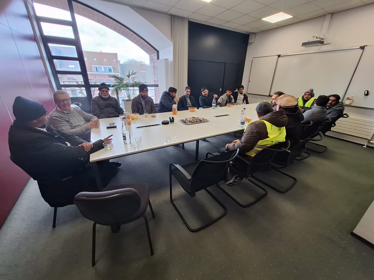 khuddam_be's tweet photo. Absolutely wonderful gesture by the Mayor of #Hoogstraten (Tinne Rombouts) to invite #Khuddam & #Atfal of #mkab Majlis Turnhout to have a break and personal chat with the Mayor after Waqar-e-amal. #HappyNewYear2024 https://t.co/z2XSl5H3kL