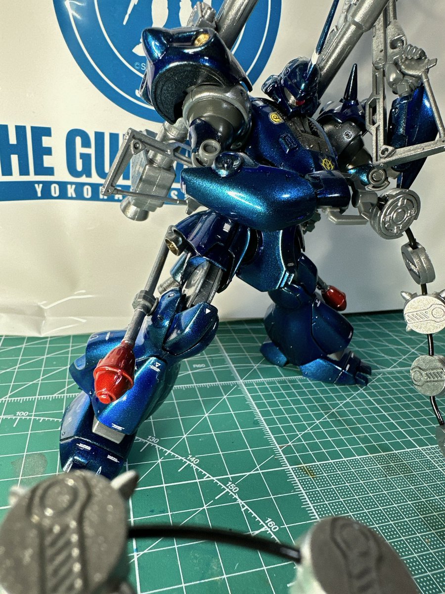 NATARIA0123's tweet photo. 初めてのキャンディ塗装でケンプファー出来ました。ツヤツヤが作ってて気持ちいいです。

クリスマスに間に合わせようと頑張ったが、初めてなこともありなんとか年を跨いでの完成。

ダマになったり、マスキングが剥がれなかったりミスも多くその分学びが多く満足。

#ガンプラ https://t.co/CvR51egZ3W