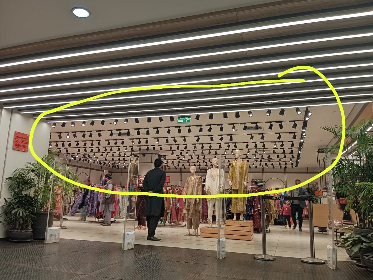 arch_hassanraza's tweet image. when no consultation with Experts of Interior design. 
#Poorlighting #2024NewYear #عام_2024 #HappyNewYear2024 #Riyad_Expo_2030