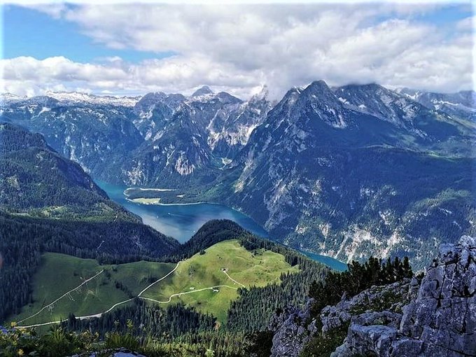 Worth repeating Watching Relaxing Reflecting With an area of 210 km², the Berchtesgaden National Park is one of the most beautiful nature reserves in my home state of Bavaria. With a view of the majestic beauty, I wish you a blessed rest of the day.💚🌿🌱☘️🌳🌲🍀💚