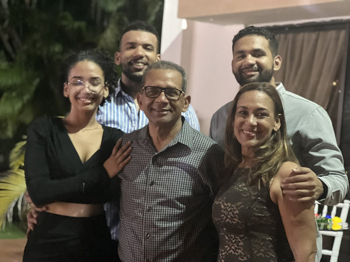 Que este 2024 sea un año de bendiciones para todos y muchas gracias por mantener abiertas las puertas de sus corazones para cada miembro de esta familia. Felicidades