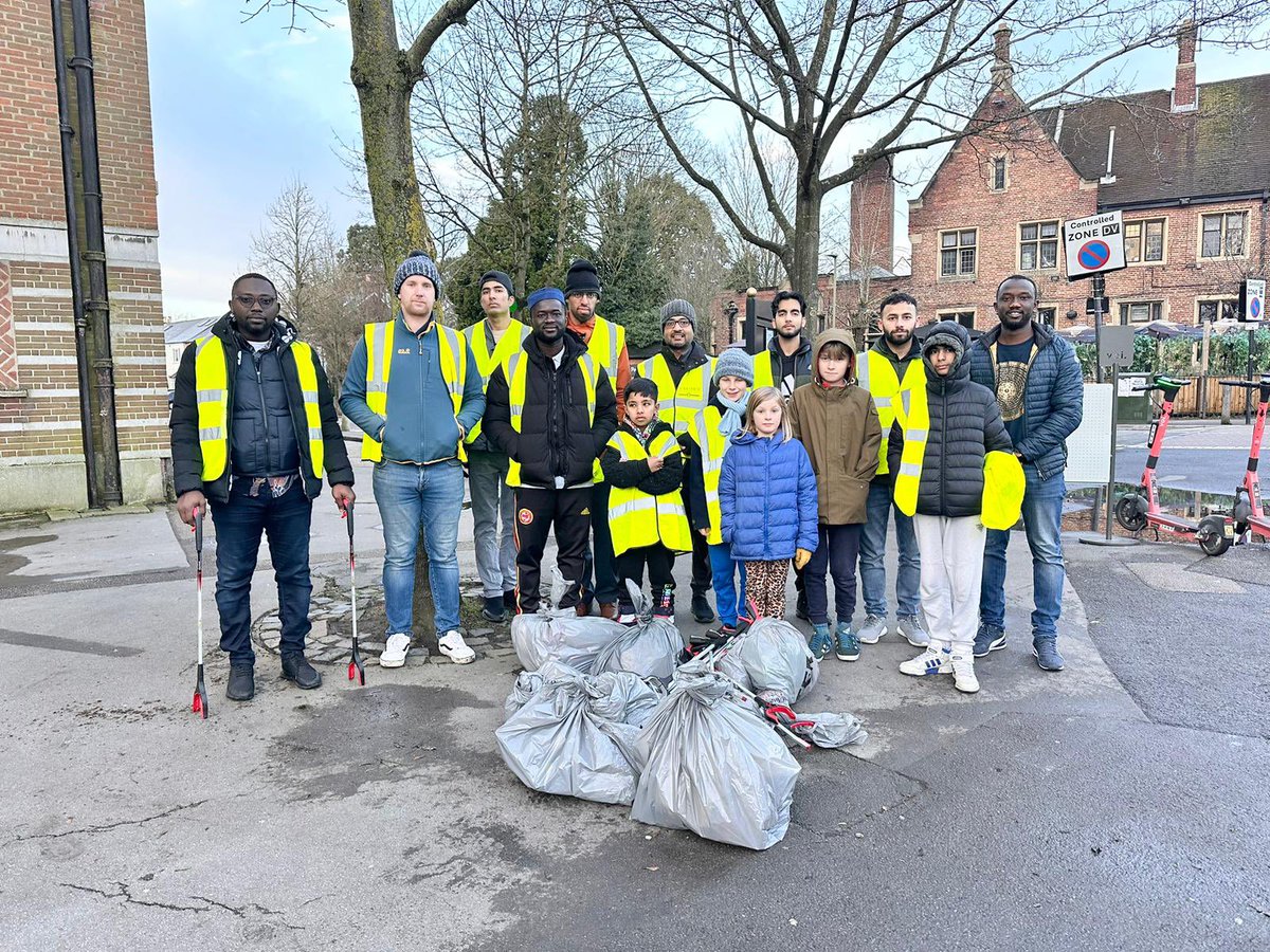 AMYA_Oxford's tweet photo. We started off #NewYear by offering thanks to Almighty for his countless blessings and kept our city tidy by cleaning the streets of #Oxford 
#StreetCleaning #Cleanup #ThanksGiving #CleanlinessIsHalfFaith #KeepBritainTidy #KeepOxfordTidy https://t.co/uzOiDo8PrQ
