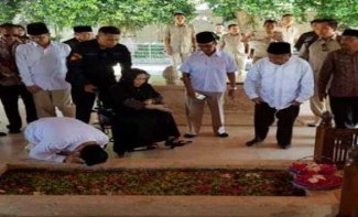 RestyeCayah's tweet photo. Ada yg punya vidio @prabowo nyembah kuburan gk ya , Share dimari ya 

Dulu pernah ada tp gw simpan eh kehapus https://t.co/Ld3SzeTBsg