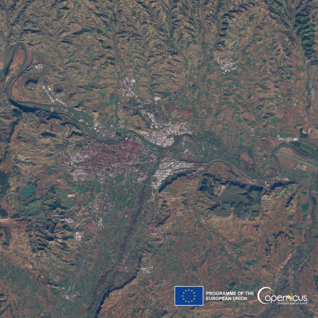 #CopernicusSanta 🇪🇺🛰️ gifts are coming❗️ Logroño🇪🇸 as seen by #Sentinel2 Special #HolidaySeason present 🎁 for @vamosalaplaya_