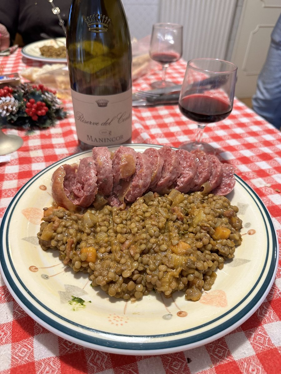 paolopasquale's tweet image. Le grandi tradizioni Italiane: #cotechino e #lenticchie il #1Gennaio, accompagnato da #vino Reserve del Conte Manincor , #buonanno 🍷2️⃣0️⃣2️⃣4️⃣🥳
#capodanno #cotechinoelenticchie #happynewyear #localfood