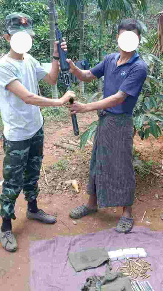 Khithitofficial's tweet image. ပုလောမြို့နယ်တွင် ပြည်သူ့စစ်တပ်ဖွဲ့ဝင် ၁ ဦး M16 သေနတ် ယူဆောင်လာပြီး အလင်းဝင်
Read more-&amp;gt;yktnews.com/2024/01/138174/