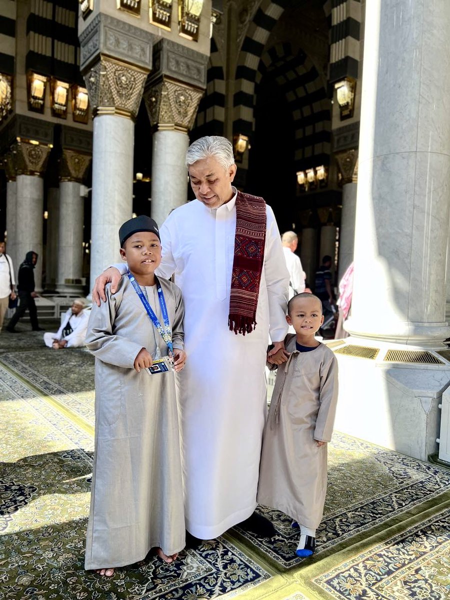 DrZahidHamidi's tweet photo. Sebelum pulang dari Madinah, saya berpeluang berjumpa dengan adik Amir Sisi, anak Orang Asli suku kaum Temiar berusia 12 tahun yang berasal dari Pos Kemar, Gerik, Perak yang telah dinobatkan sebagai juara program realiti televisyen ‘The Chosen One’ musim pertama yang bersiaran menerusi saluran Astro Ceria dan Astro Prima.

Ada siapa yang kenal juga Amir? Suaranya sedap menyanyikan lagu seperti Untukmu Ibu, Sesungguhnya sehingga berjaya melakar sejarah menjadi anak Orang Asli pertama yang menjuarai pertandingan nyanyian televisyen kanak-kanak di Malaysia.

Semoga bakat besar yang dimilikinya dapat terus digilap dan melakar pelbagai lagi kejayaan pada masa hadapan.

Siapa yang tak pernah dengar Amir nyanyi boleh ‘youtube’ sekarang. 

#AnakMalaysia
#MalaysiaMadani