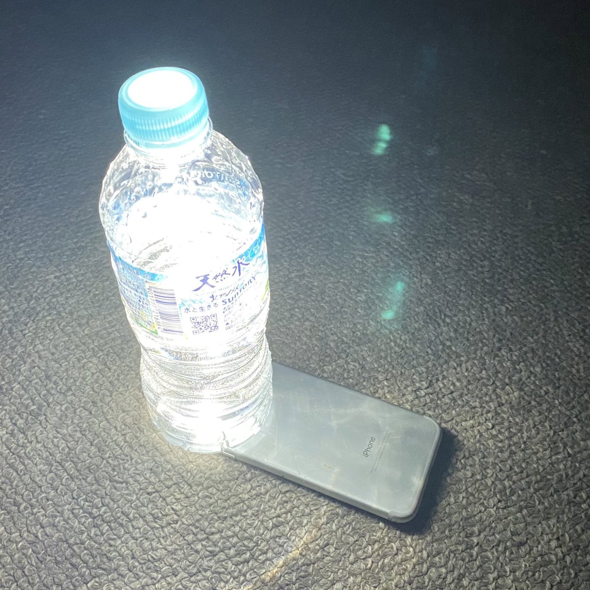 停電の可能性がある地域の方、「水の入ったペットボトルにスマホのライト」「ビニール袋に懐中電灯」でランタンが作れます。スマホの充電が危うい方は懐中電灯で試して見てください。 #拡散希望 

※万が一、ビニール袋が熱くなった際は使用をお控えください。火事には細心の注意を払いご使用ください