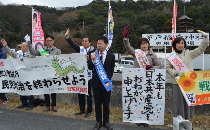 草戸稲荷神社前であいさつをするメンバー。