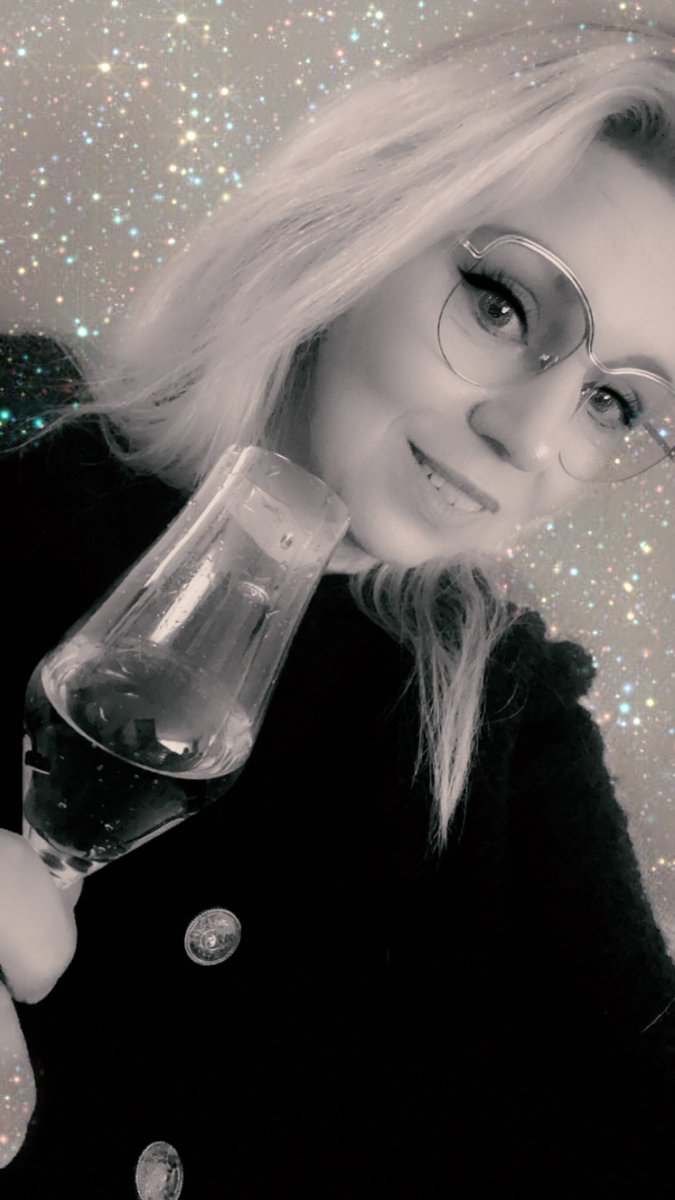 MFilter01's tweet photo. En dan proosten we nóg maar ‘n keer!! #NOprobs😂🥂🍾 https://t.co/7VKuOYsh5i