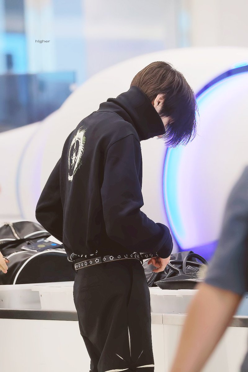 어깨 넓고 직각이고
허리 한줌인 남성 호감되
이게 박성훈이야