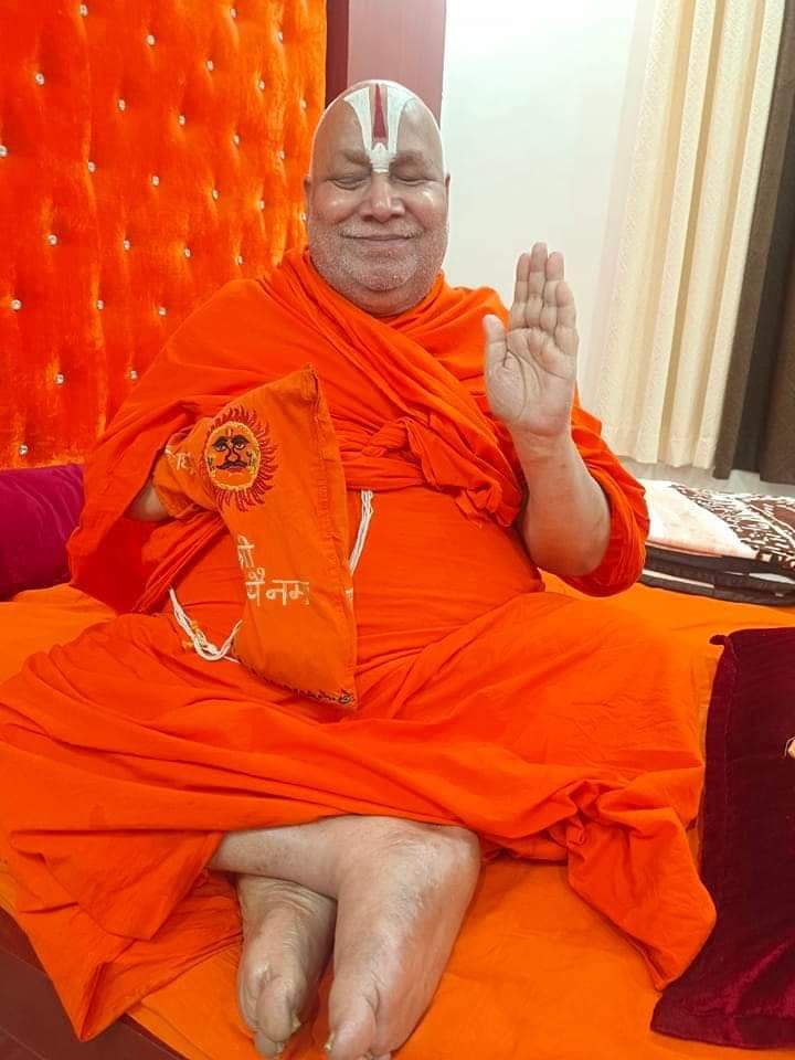 theHindu_Sena's tweet photo. उन्हें नेत्रहीन क्यों कहा जाता है? आज 75 वर्ष के हो चुके महान गुरुदेव जन्म से अंधे हैं। स्कूल में हर कक्षा में उन्हें 99% से कम अंक नहीं मिले। उन्होंने 230 किताबें लिखी हैं। सबसे बड़ी बात यह है कि श्री राम जन्मभूमि मामले में उन्होंने हाई कोर्ट में 441 साक्ष्य देकर यह साबित किया कि भगवान श्री राम का जन्म यहीं हुआ था। 

उनके द्वारा दिये गये 441 साक्ष्यों में से 437 को न्यायालय ने स्वीकार कर लिया। उस दिव्य पुरुष का नाम है जगद्गुरु श्री रामभद्राचार्य। 300 वकीलों से भरी अदालत में विरोधी वकील ने गुरुदेव को चुप कराने और बेचैन करने में कोई कसर नहीं छोड़ी। उनसे पूछा गया था कि क्या रामचरित मानस में रामजन्मभूमि का कोई जिक्र है? 

तब गुरुदेव श्री रामभद्राचार्यजी ने संत तुलसीदास की चौपाई सुनाई जिसमें श्री रामजन्मभूमि का उल्लेख है। इसके बाद वकील ने पूछा कि वेदों में क्या प्रमाण है कि श्रीराम का जन्म यहीं हुआ था? जवाब में श्री रामभद्राचार्यजी ने कहा कि इसका प्रमाण अथर्ववेद के दूसरे मंत्र दशम कांड के 31वें अनुवाद में मिलता है। यह सुनकर न्यायाधीश की पीठ ने, जो एक मुस्लिम न्यायाधीश था, कहा, “सर, आप एक दिव्य आत्मा हैं।” 

जब सोनिया गांधी ने अदालत में हलफनामा दायर किया कि राम का जन्म नहीं हुआ था, तो श्री रामभद्राचार्यजी ने तत्कालीन प्रधान मंत्री मनमोहन सिंह को पत्र लिखकर कहा, "आपके गुरु ग्रंथ साहिब में राम का नाम 5600 बार उल्लेखित है।" ये सारी बातें श्री रामभद्राचार्यजी ने मशहूर टीवी चैनल के पत्रकार सुधीर चौधरी को दिए एक इंटरव्यू में बताई हैं। 

इस नेत्रविहीन संत महात्मा को इतनी सारी जानकारी कैसे हो गई, यह एक आम आदमी की समझ से परे है। वास्तव में वे कोई दैवीय शक्ति धारण करने वाले अवतार हैं। उन्हें नेत्रहीन कहना भी उचित नहीं है। क्योंकि एक बार प्रधान मंत्री श्रीमती इंदिरा गांधी ने उनसे कहा कि "मैं आपके दर्शन की व्यवस्था कर सकती हूं।" तब इस संत महात्मा ने उत्तर दिया, "मैं दुनिया नहीं देखना चाहता।" 

वह इंटरव्यू में आगे कहते हैं कि मैं अंधा नहीं हूं। मैंने अंधे होने की रियायत कभी नहीं ली। मैं भगवान श्री राम को बहुत करीब से देखता हूं।' ऐसी पवित्र, अद्भुत प्रतिक्रिया को नमन है, रामभक्त जय श्री राम।

ऐसे संतो की वजह से ही सनातन हमारी संस्कृति और अस्तित्व टिका हुआ है ऐसे कई संत हैं उनका हमेशा मान रखें!🚩🙏