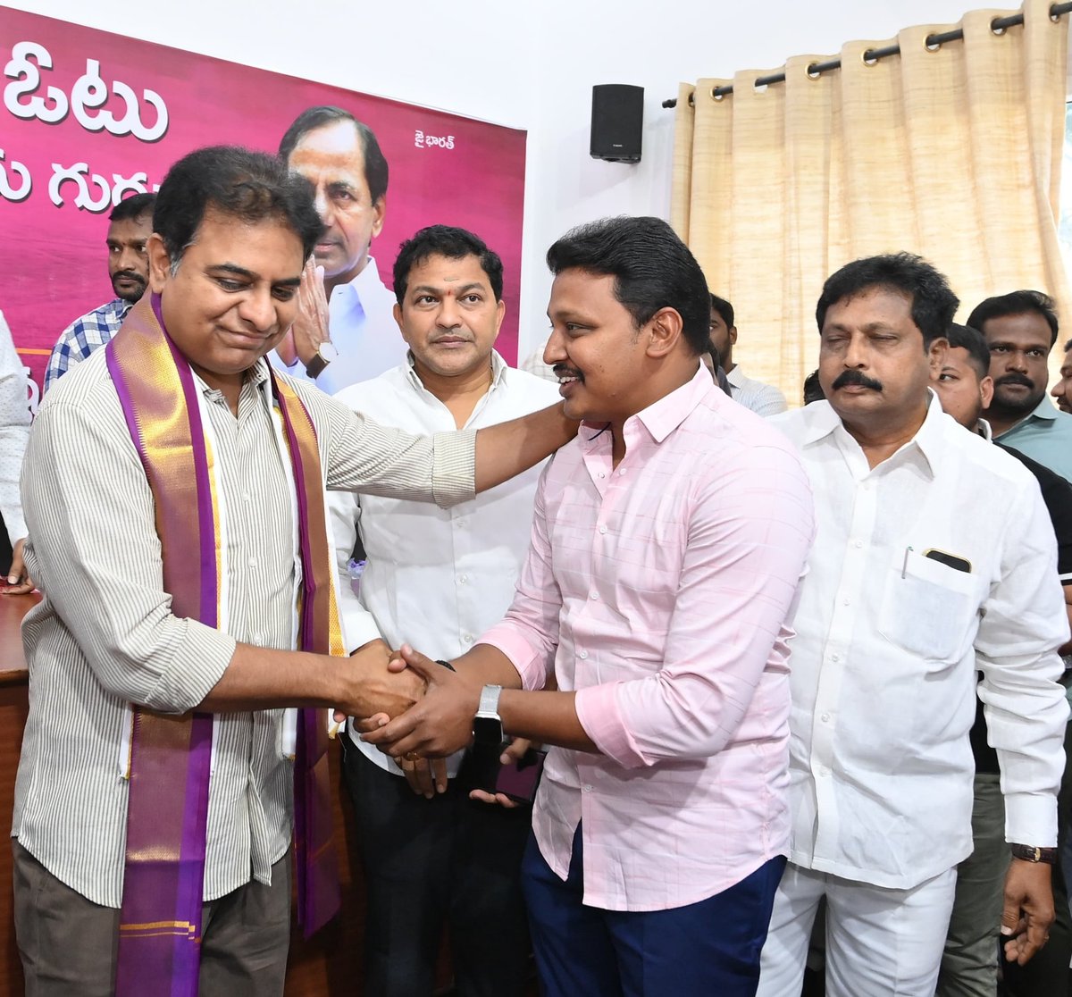 BagathNomula's tweet photo. తెలంగాణ భవన్ లో బీఆర్ఎస్ వర్కింగ్ ప్రెసిడెంట్ శ్రీ కేటీఆర్ గారిని మర్యాదపూర్వకంగా కలిసి నూతన సంవత్సర శుభాకాంక్షలు తెలియజేయడం జరిగింది. https://t.co/vEMKsL8u6V