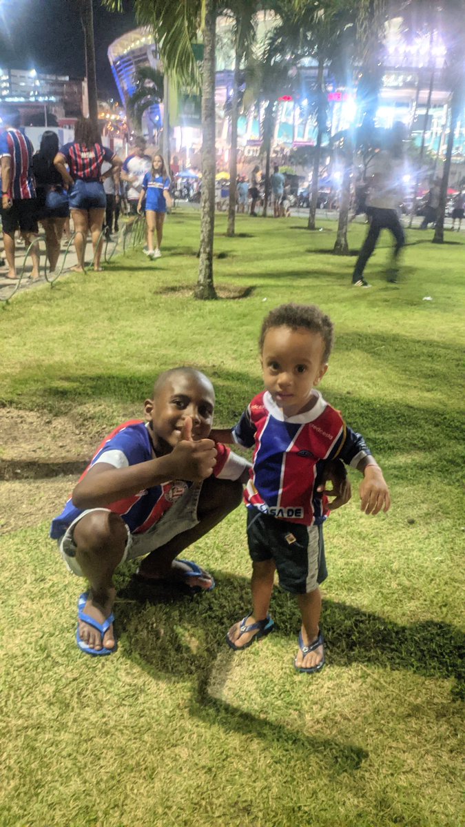 Obrigado meu Deus por me fazer apaixonado pelo Maior time do Mundo <a href="/ecbahia/">Esporte Clube Bahia</a>. Time que eu amo e que meus filhotes também amam!
93 anos de muita história!
Não importam o que digam, sempre estarei contigo!
As palavras dessa canção expressam todo o carinho e amor que temos por vc.