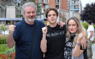 Bodljikava's tweet image. Gledam ovu fotku i setih se polemike zašto Baja Mali Knindža školuje ćerku u  Americi. On guli tezge i ulaže detetu u obrazovanje, ovi gule grantove i umesto da podmladak usmere ka nekom višem cilju uronili ga u svoje korito.