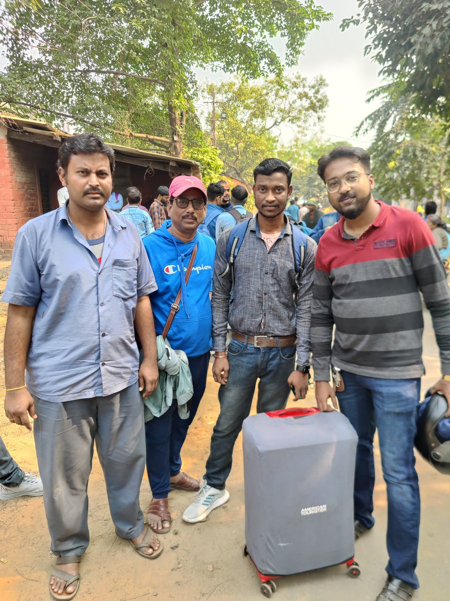 RajeshK_kol's tweet photo. "An intriguing tale: On December 22nd, Train 12838, a passenger in the B1 coach received a American tourist red bag, kindly handed over by the coach attendant. The attendant ensured its safe return to the passenger. #JourneyChronicles #SafeTravels"
#PuriExpress @drmkgp @rpfser https://t.co/4KA4bNA0UT