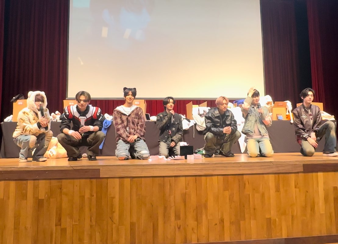 jaeyundoII's tweet photo. ikeu in the middle 🥹🤏 https://t.co/i61jFMiAwO