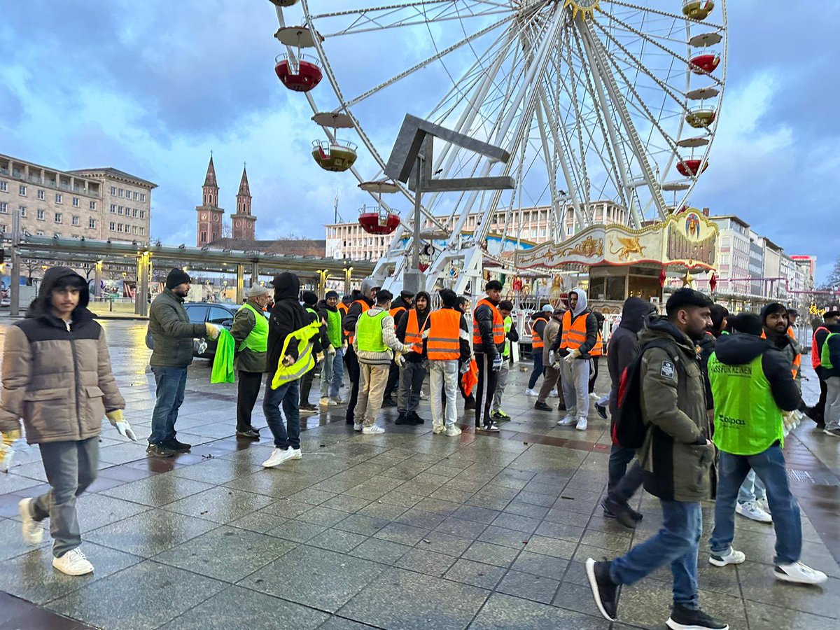 MkaLudwigshafen's tweet photo. zum 10 Mal versammelten sich ca.60 Mitglieder der Ahmadiyya Jugendorganisation in #Ludwigshafen um den Bereich rund um den Berliner Platz vom Silvestermüll zu befreien. 
 #MuslimeStarten2024
 #Neujahrsputz
#voicesforpeace https://t.co/oydVGE0eUw
