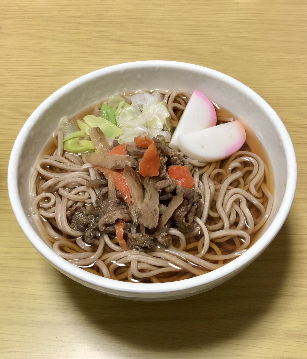 boutsu08's tweet image. 年越しそばの余りとおせちの残りの蒲鉾、コンビニの煮物系惣菜で夜食の肉そばが爆誕した。ちゃんと美味しい。