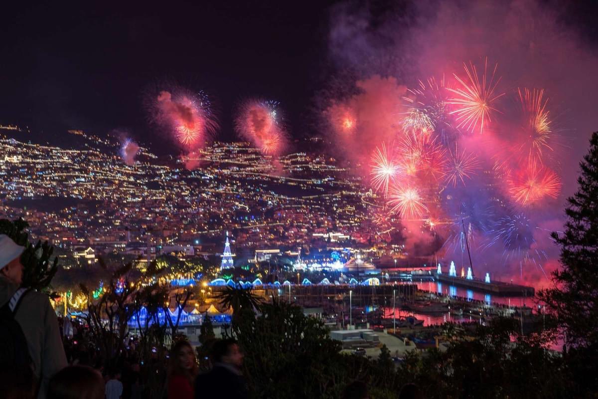 QuintaSaraiva's tweet photo. 2023 New years Fireworks - Funchal 📍
#portugal #HotelExperience #madeirahotel #TravelMadeira #IslandLife #ExploreMadeira #Wanderlust #VacationMode #NatureLovers #IslandParadise #OceanViews #SunsetLovers #NaturePhotography #Foodie #FoodLovers #family #holidays #goodtimes #fyp https://t.co/LiR66TwRSG