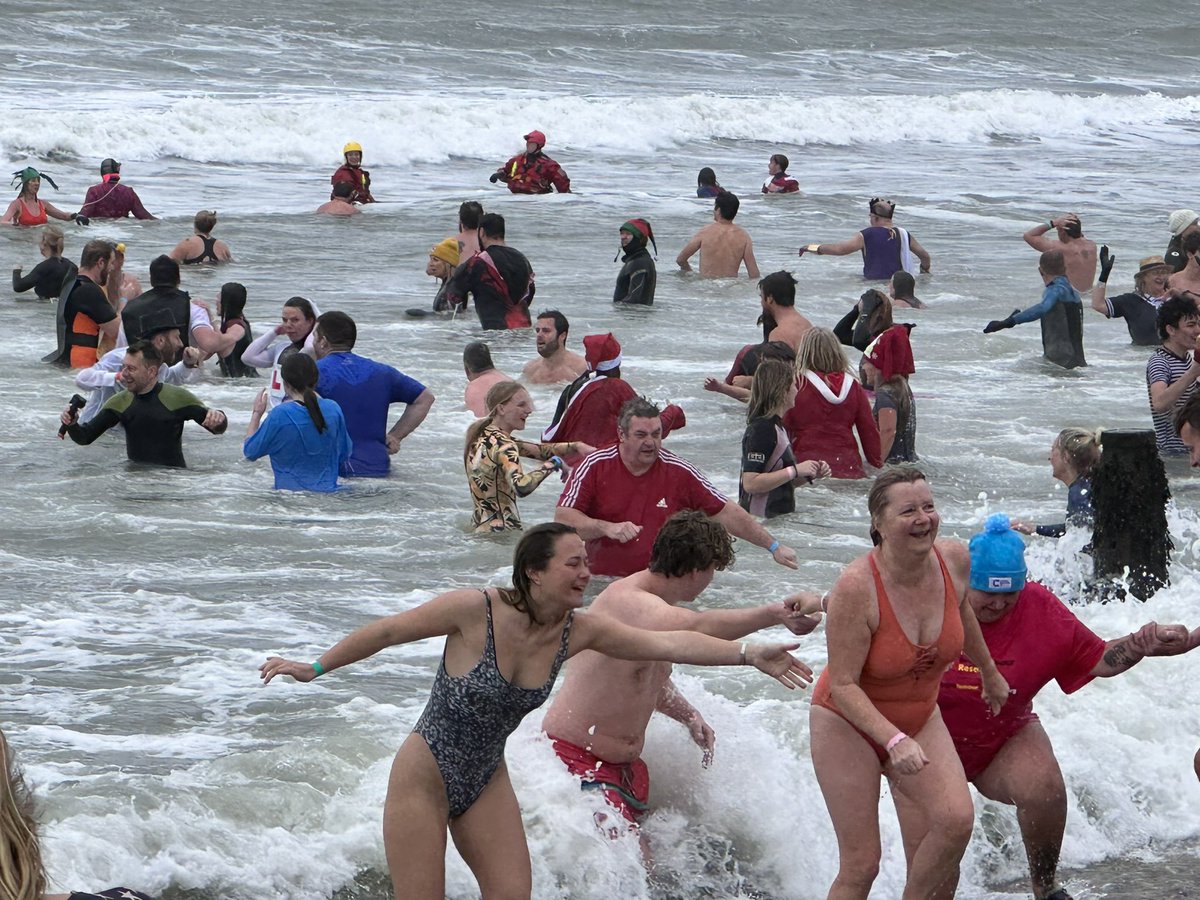 @JessBrownFuller @ChichLibDems candidate for the newly redrawn coastal constituency of Chichester takes the plunge with 100s of others for the East Wittering New Year Big Dip. Let’s hope 2024 sees more politicians truly embracing UK’s coast and seas! @Feargal_Sharkey @LibDems