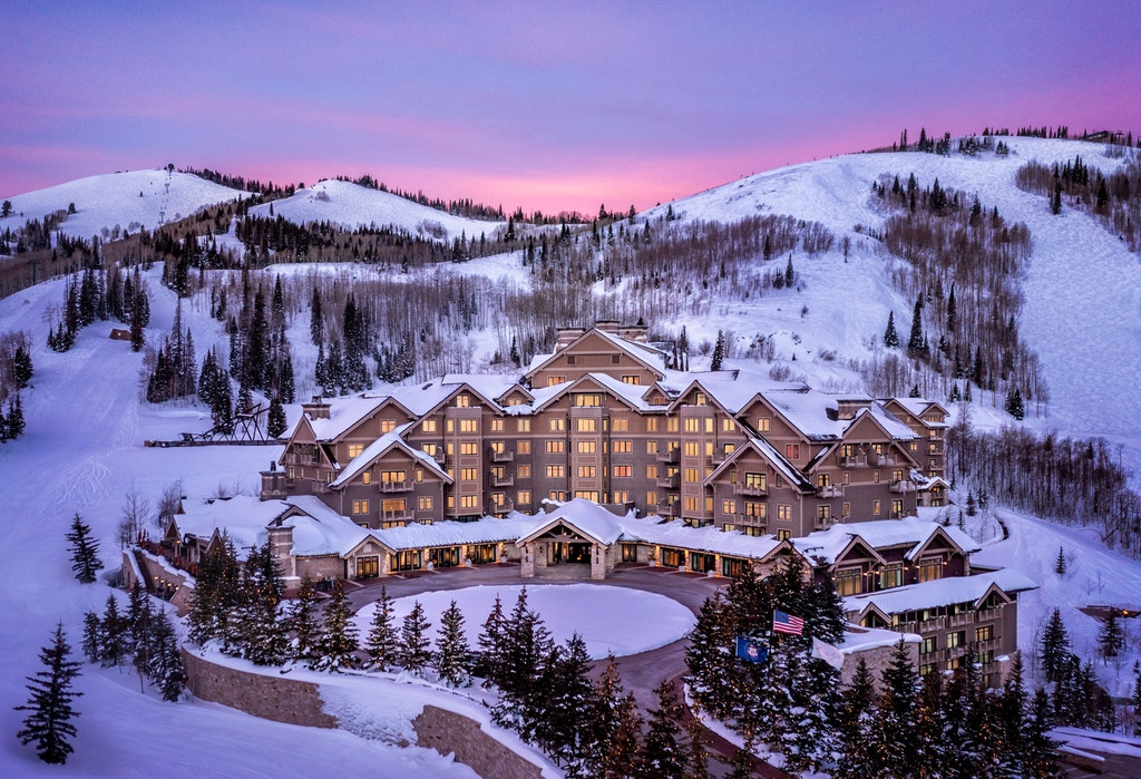 UtArchPhoto's tweet image. As dawn's gentle fingers caress the horizon, the sky becomes a canvas awash with ethereal purples and delicate pinks. 

#DawnDelights #DeerValleyDreams #SnowySummits #EtherealElevations #VillageVistas #UtahStyle #REMediaPhotos #AlpineArtistry #DaybreakDrama #PicturesquePeaks