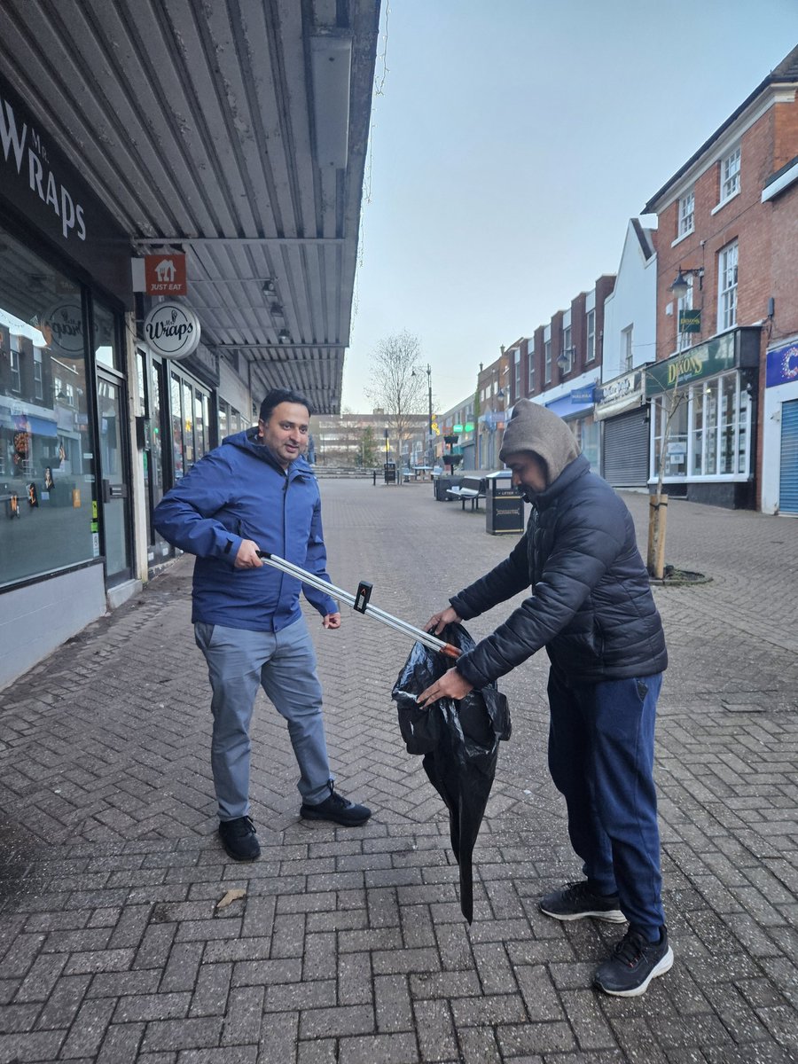 Young Muslims celebrated the #NewYear2024 by observing congregational predawn prayers <a href="/BaitulGhafoor/">Baitul Ghafoor Mosque</a> Mosque before proceeding to the #Halesowen Town Centre for #StreetCleaning, as per their tradition. 
#HappyNewYear #DoingOurBit
<a href="/UKMuslimYouth/">AMYA UK</a>