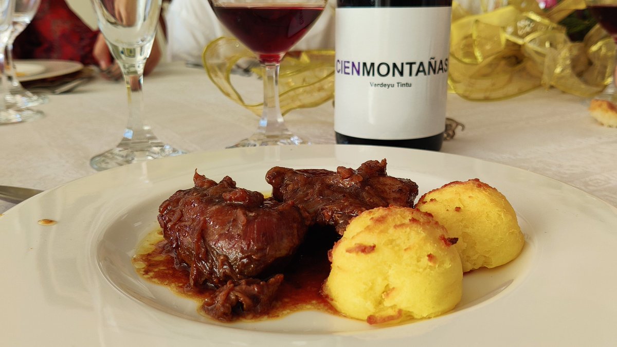 Crema de pescado y carrilleras con puré de patata.

🥂 La Viura con barrica 2019 de <a href="/GuerindaWines/">Maria Abete</a> y Cien Montañas 2020 de <a href="/BodegaVidAs/">Bodega Vidas</a> 

En copas Riedel Faluya como le gusta decir a <a href="/UrkoBR/">Urko</a> ✨