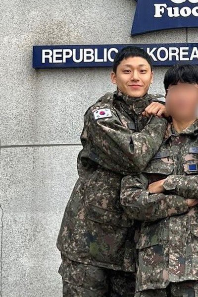 ldh_simp's tweet photo. lee dohyun’s recent military photo! his coconut hair 😭🤏🏻 https://t.co/aoQ4WKKcrW