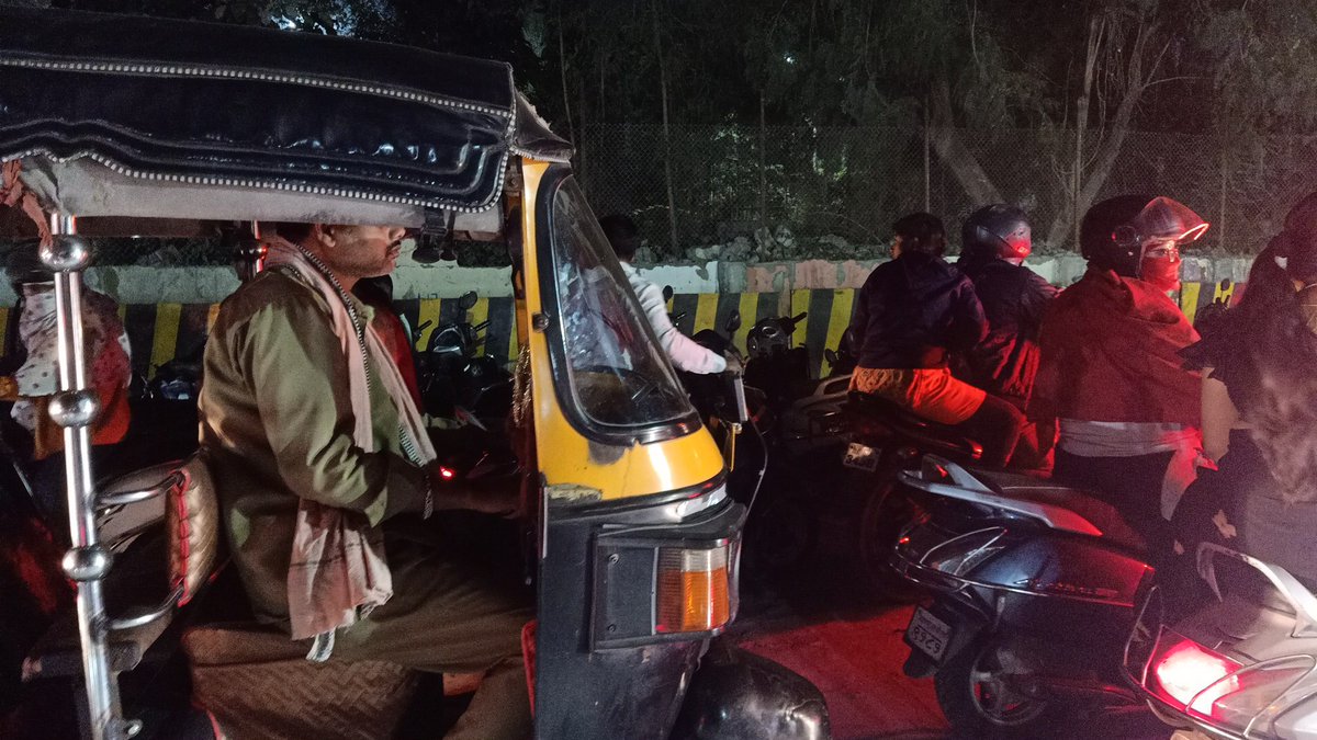 Poor traffic management near tekdi ganpati mandir. People parked their vehicles on half of the road,no space for traffic. Inconvenience to the people going to railway station
#IndianRailways 
#nagpurpolice
#RoadSafety 
#RTOnagpur