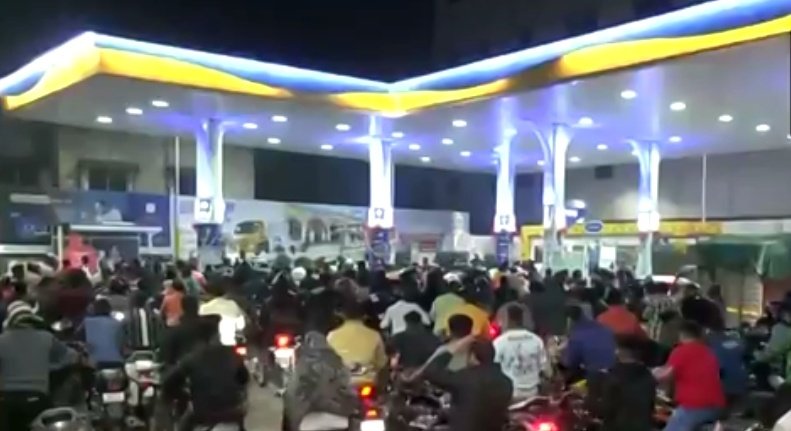 #Nagpur: Huge rush at fuel pumps to fill up their vehicle tanks as people fear a shortage of fuel as truck drivers protest against the hit-and-run law.
#nagpur #nagpurnews #nagpurcity #news #lokmattimes_ngp #nagpurian #nagpurkar #lokmat #nagpurkars #Maharashtra #TruckersStrike