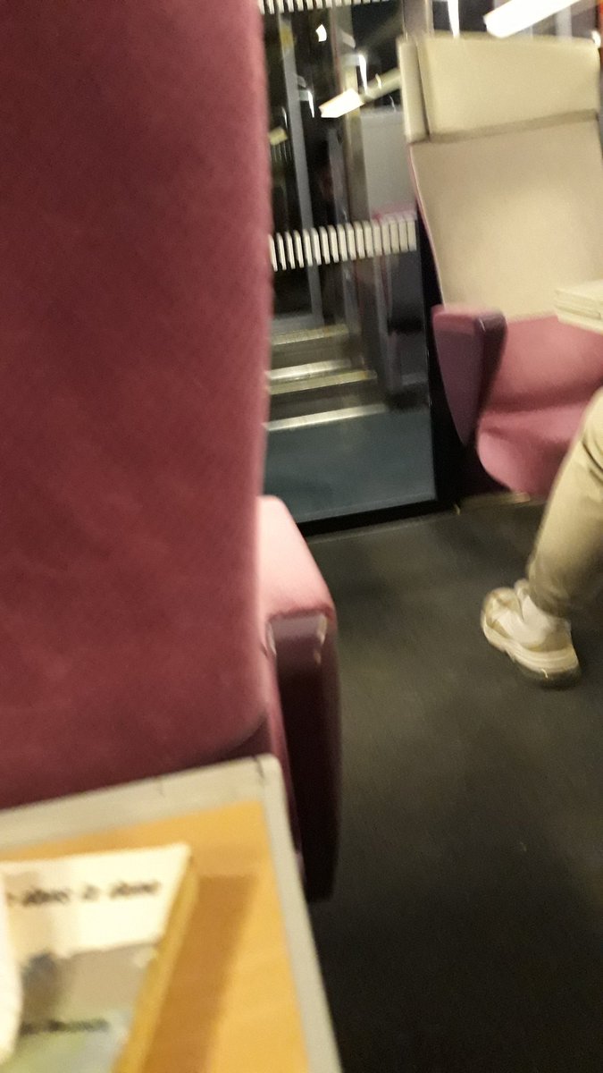 Car il me faut rentrer vers la banlieue...

Le #Finistère ne se laisse jamais oublier si l'on accepte qu'il s'insinue par chaque pore de la peau et de l'âme.
Envoûtée, je le suis depuis longtemps. J'y retournerai. Évidente évidence. 💙
Bonne soirée les oiseaux bleus💙
#Bretagne