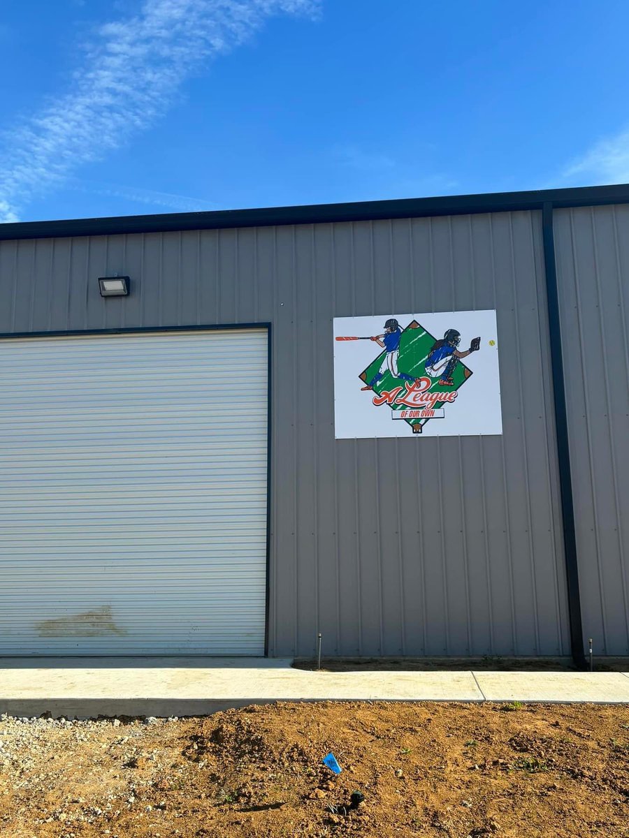 JwFastpitch's tweet photo. Ringing in 2024 with the Grand Opening of our new facility on January 8th!!
✨🎉✨🎉✨🎉✨🎉✨🎉✨🎉✨

We are stoked to see what this year brings💙🧡
#aleagueofourownitasca #jwfastpitch 
#dfwsoftball #softball #itasca #grandview #hillsboro #maypearl #softball #battingfacility #battingcages