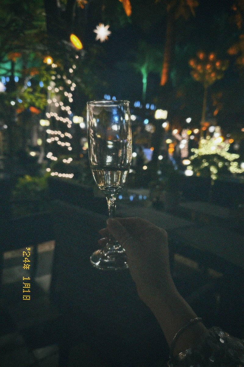 montseZL's tweet image. One for the money, 
two for the show
I never was ready, 
so I watch you go.

🥂🪩💫

#champagneproblems