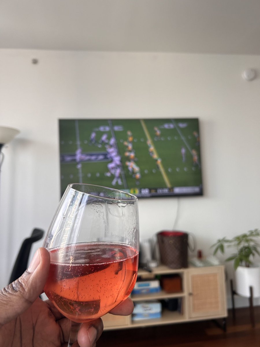 SaliniKing's tweet photo. Cheers! Few games today but I gotta watch the Nephew/Mentor ⁦@Dom_Mastro10⁩ squad 😜 Shout to all my ⁦@IClovertrading⁩ fam HNY 🙏🏾❤️💪🏾#RoyalShit https://t.co/Fkz5eAMKzn