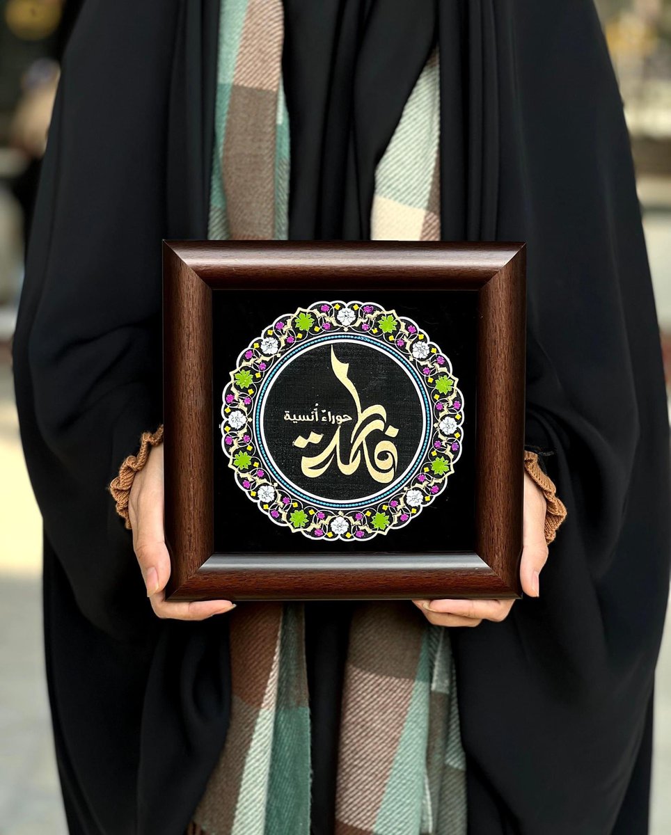 هيَ بنتُ أعظمُ رجلٌ عَرفهُ التاريخُ وريحانُتهُ الغاليةُ والتي كانَ النبيُ يَدعوَها بأمُ أبيهُا ويقولُ : فاطِمة بضعةُ مِني من أرضاها ضاهَا فقد أرضانِي ومِن أغضبها فقد أغضًبني . وكانَ يقولُ حينَما يُقبِلُها إني أشمُ مِنها رائِحة الجَنة وهيَ الحوراءُ الإنسيةُ ، وكانتُ عِنده بمنزلةٍ